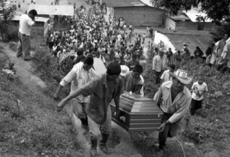 Las masacres de El Aro y La Granja ocurrieron en Antioquia cuando Uribe Vélez era gobernador