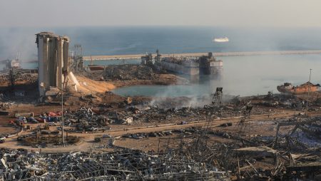 Destrucción evidenciada en el puerto de Beirut