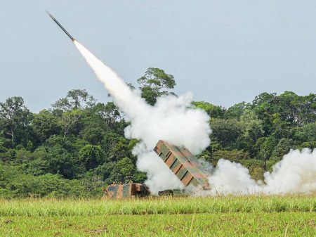 Lanzamiento de misiles durante juegos de guerra de Bolsonaro