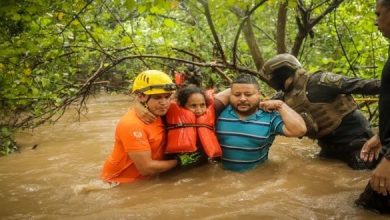 Autoridades de El Salvador evacuan familias tras desbordamientos por ´paso de tormenta Julia