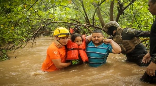 Autoridades de El Salvador evacuan familias tras desbordamientos por ´paso de tormenta Julia