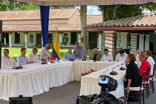 Gobierno colombiano y ELN reanudarán diálogos de paz