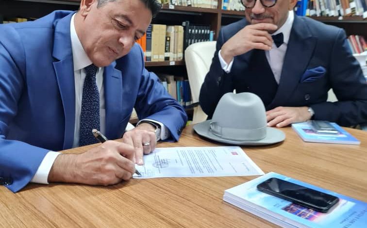Embajador de Venezuela en Turquía, José Gregorio Bracho, entregó al director del Centro de Estudios Latinoamericanos de la Universidad de Ankara, Dr. Nekati Kutlu, la Carta de Intención de acuerdo académico.