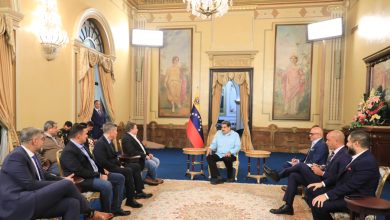 Presidente Maduro sostiene reunión con partido de oposición Fuerza Vecinal