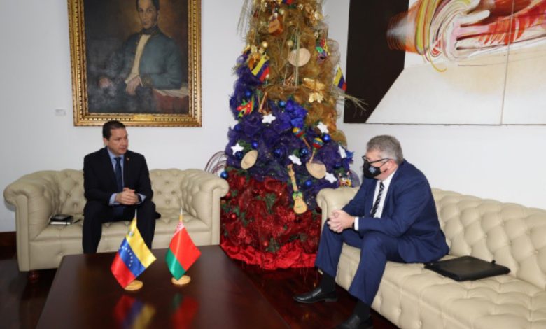 Carlos Faría, se reunió este jueves con el embajador de Belarús en Venezuela, Andrei Molchan.