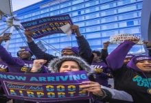 Trabajadores de 15 aeropuertos en EE.UU. protestan por mejoras laborales