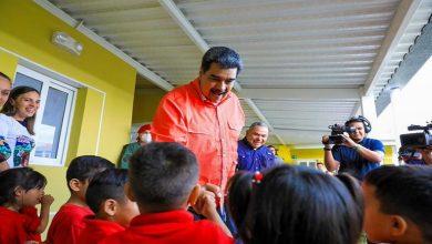 Maduro junto a niños