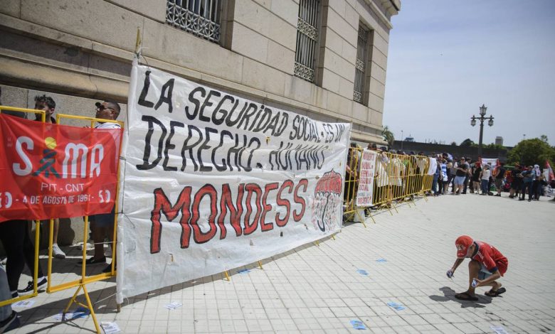 Trabajadores uruguayos atentos a la votación en el Congreso