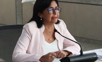 Delcy Rodríguez lidera reunión con autoridades del sector transporte