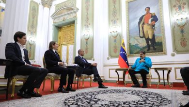 Maduro recibe a destacados futbolistas en el Palacio de Miraflores