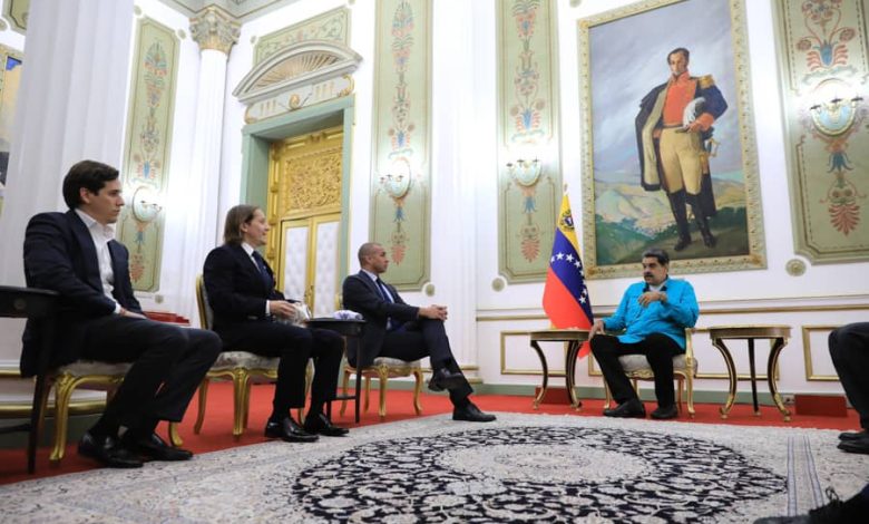 Maduro recibe a destacados futbolistas en el Palacio de Miraflores