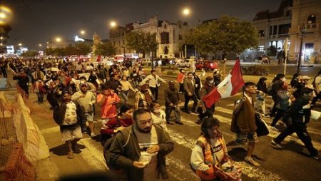 Avanza movilización hacia Lima
