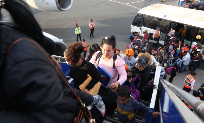 Vuelven más de 200 venezolanos al país