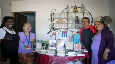 Venezuela dona literatura a centros culturales de Cuba en la Feria Internacional del Libro de La Habana