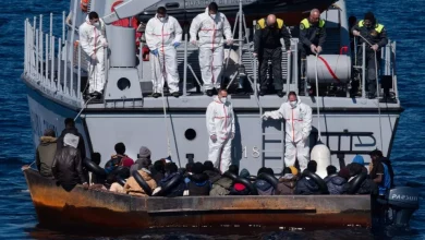Migrantes siendo rescatados por la Guardia Costera