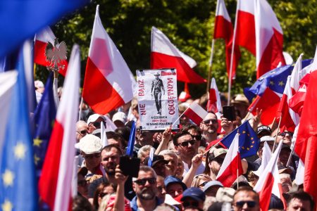 Polacos protestan contra del presidente conservador Andrzej Duda