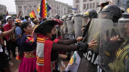 Policía peruana detiene a personas que protestaban en Lima 