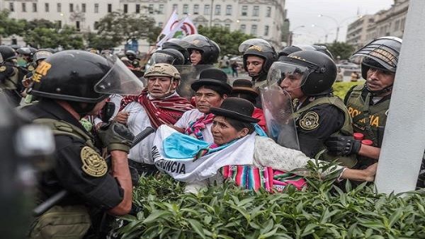 Policía peruana reprime manifestantes en Lima