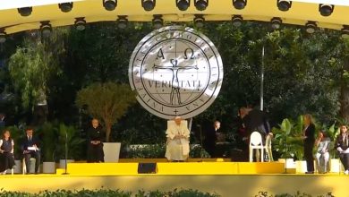 Papa instó a estudiantes a defender el medio ambiente y la justicia social