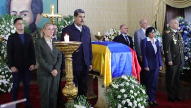 Presidente Maduro rinde honores a Luis Acuña en Capilla Ardiente