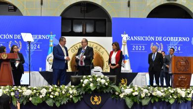 Giammattei entregó al presidente electo información del Gobierno de Guatemala para la transición transparente