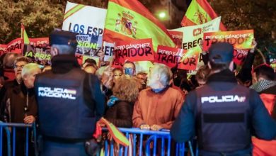 Españoles protestan frente a las sedes del PSOE