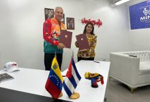 Venezuela y Cuba firman acuerdos de cooperación turística y comercial