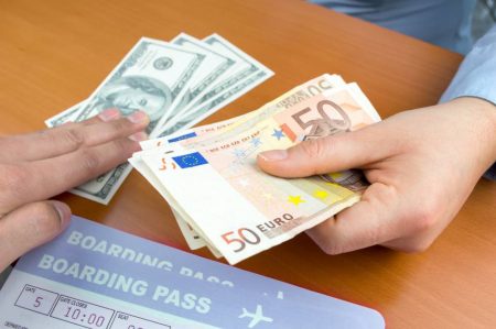 El euro sustituye progresivamente al dólar