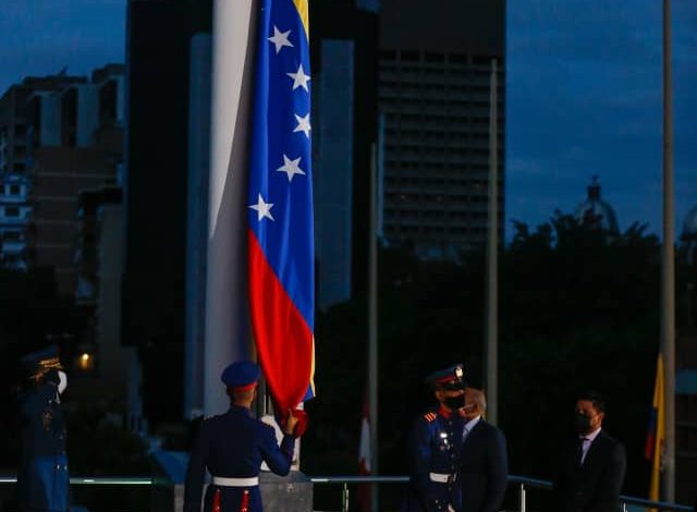En el Panteón Nacional rindierion honores a la Bandera Nacional en su día