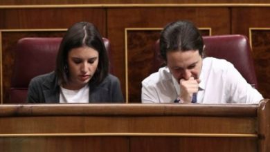 Dirigentes de Podemos hostigados por la derecha española