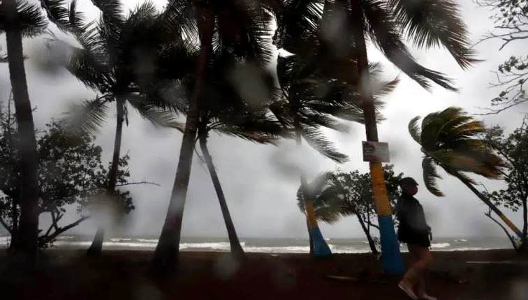 Tormenta Laura azota al Caribe