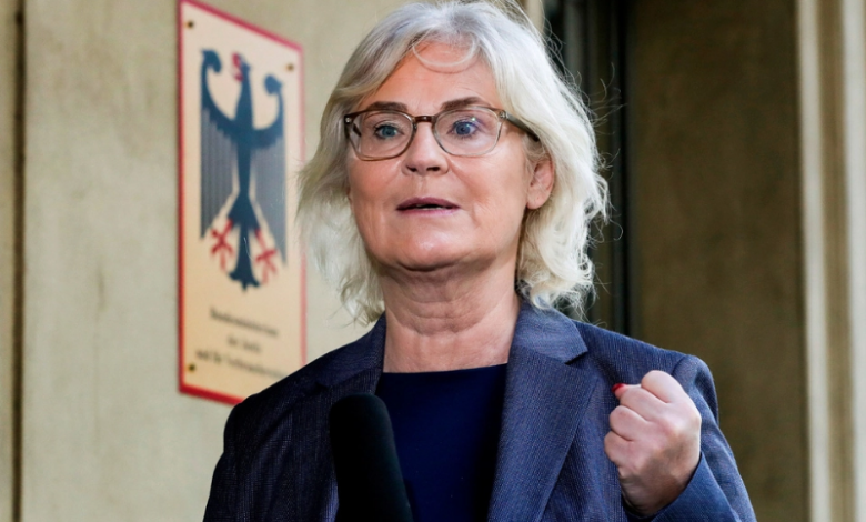 La ministra de Justicia de Alemania, Christine Lambrecht, redactó exclusivamente en femenino un proyecto de ley que evitaría la quiebra de muchas empresas alemanas afectadas por la pandemia