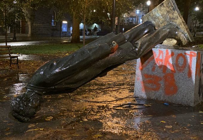 Manifestantes en Portland derribaron estatua de Abraham Lincoln
