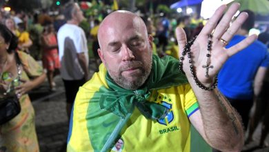 Bolsonaristas pasaron de los fuegos artificiales y música funk a lágrimas en los ojos y el pedido de oración