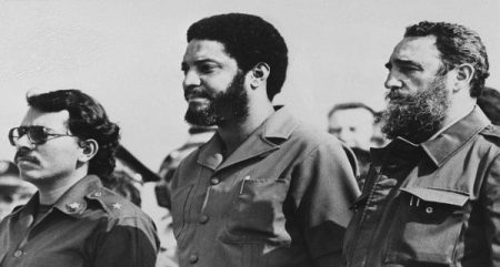 Al centro el líder grenadino Maurice Bishop acompañado de Daniel Ortega y Fidel Castro