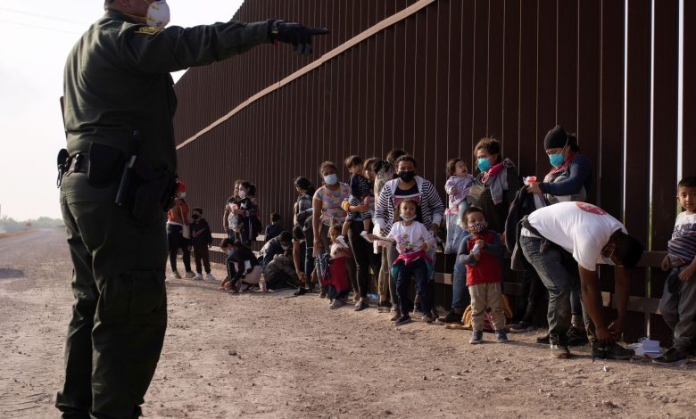 Migrantes sufren violencia en frontera sur estadounidense