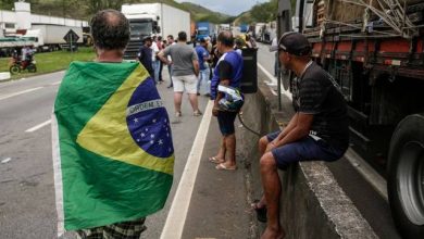 Camioneros partidarios de Bolsonaro bloquean rutas en Brasil