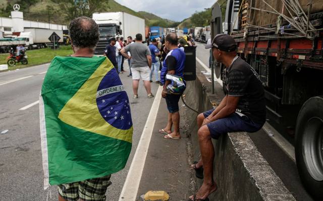 Camioneros partidarios de Bolsonaro bloquean rutas en Brasil