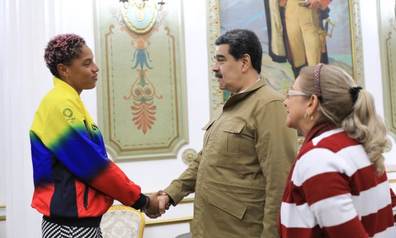 Nicolás Maduro, recibe en Miraflores a la reina del salto triple Yulimar Rojas