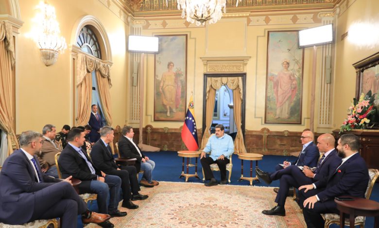 Presidente Maduro sostiene reunión con partido de oposición Fuerza Vecinal