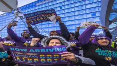 Trabajadores de 15 aeropuertos en EE.UU. protestan por mejoras laborales