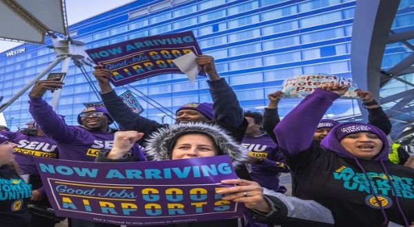 Trabajadores de 15 aeropuertos en EE.UU. protestan por mejoras laborales