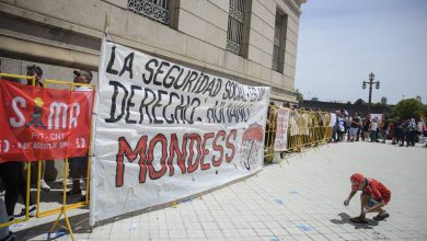 Trabajadores uruguayos atentos a la votación en el Congreso