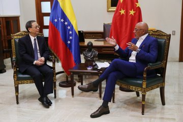 Venezuela y China revisan temas de cooperación