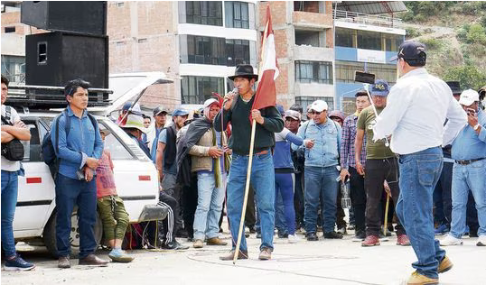 Peruanos se dirigen desde todo el país hasta Lima