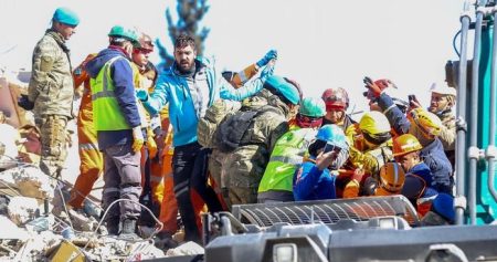 El momento en que los sobrevivientes son sacados de los escombros en Hatay, tras el terremoto