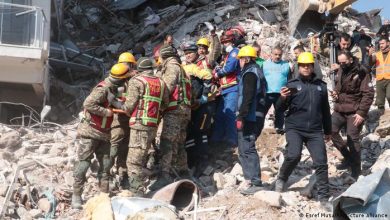 El momento en que los sobrevivientes son sacados de los escombros en Hatay