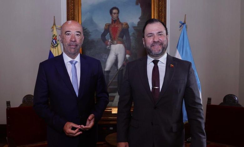 El ministro del Poder Popular para Relaciones Exteriores de Venezuela, Yván Gil, sostuvo una reunión con el embajador de la República Argentina en Venezuela