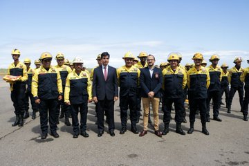 Envían a Chile especialistas combatir los voraces incendios que están consumiendo al país