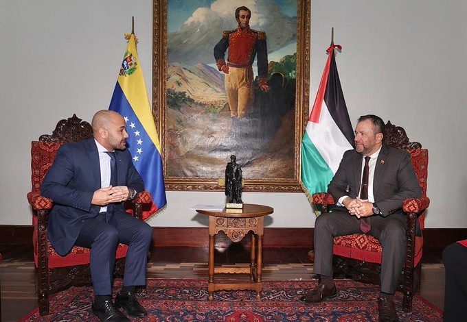 Yván Gil se reúne con el canciller de Palestina para intercambiar experiencias